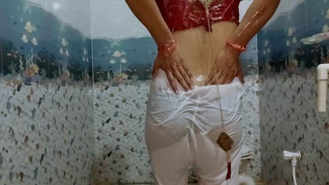 Indian mom bathing in open white legis make me feel better