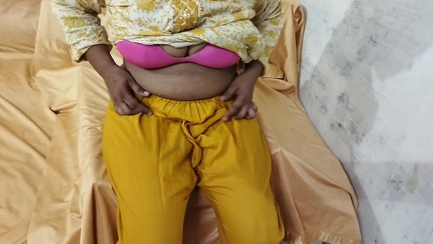 Indian Sexy Bhabhi Ko choda bina chaddi utare