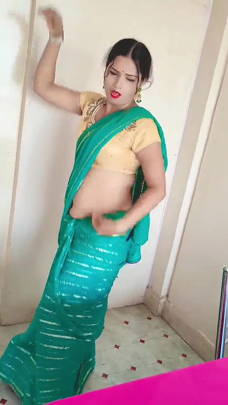 Indian village hot desi girl in the forest viral MMS