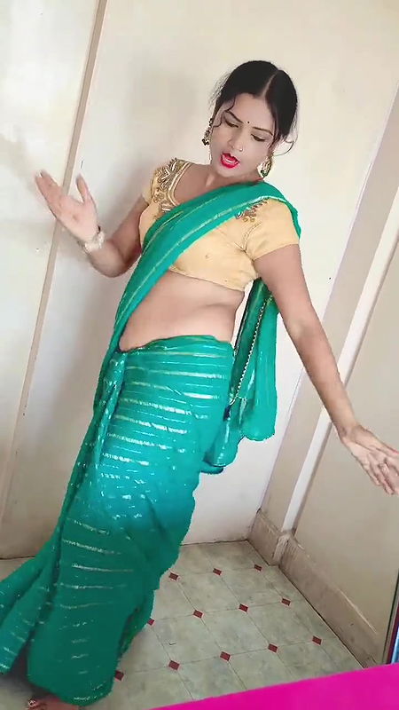 Indian village hot desi girl in the forest viral MMS
