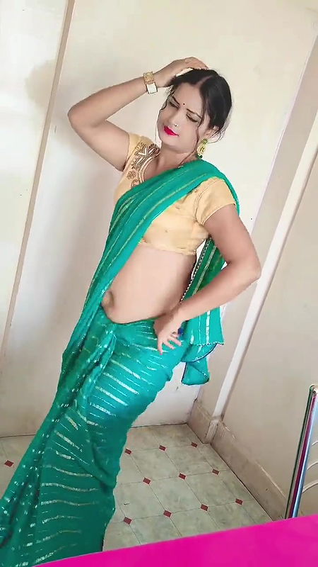 Indian village hot desi girl in the forest viral MMS