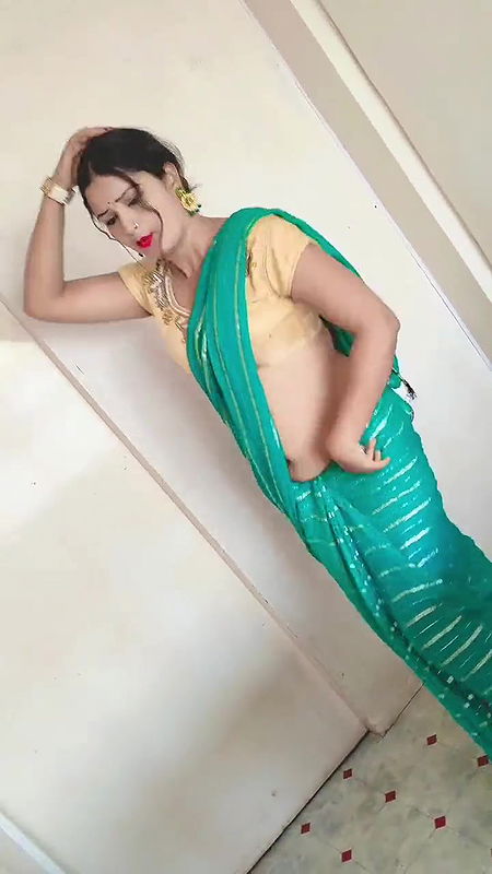 Indian village hot desi girl in the forest viral MMS