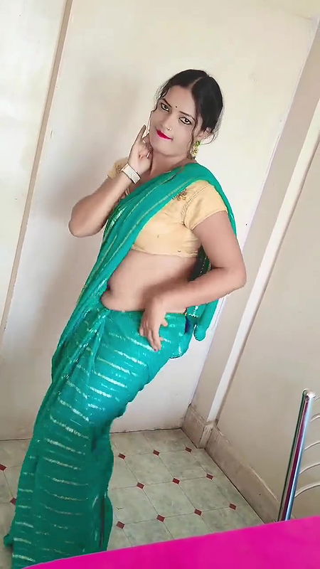 Indian village hot desi girl in the forest viral MMS