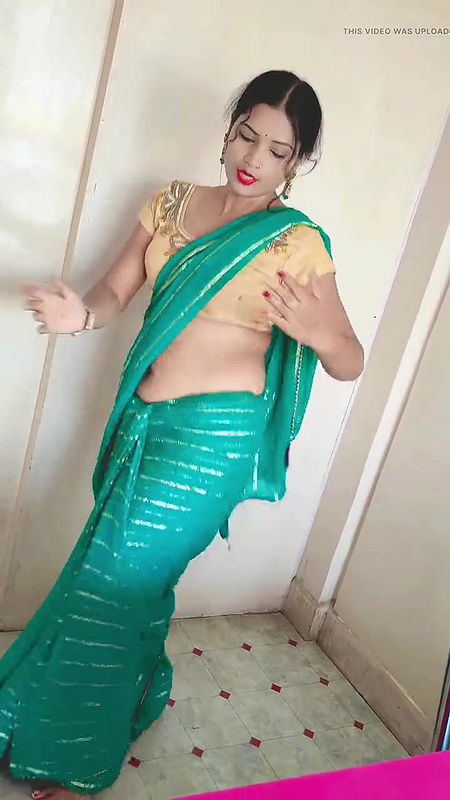 Indian village hot desi girl in the forest viral MMS