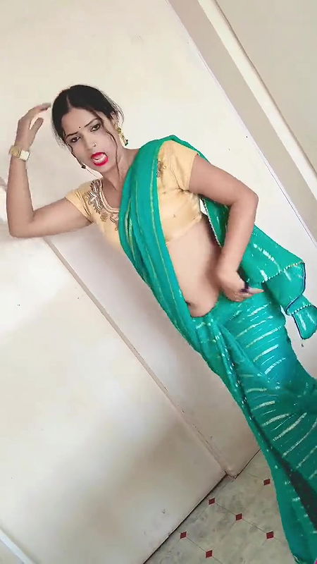 Indian village hot desi girl in the forest viral MMS