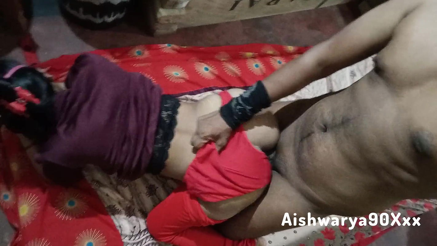 Jab bhaiya Ghar se bahar jate hai to to bhabhi padosi se chudvati hai