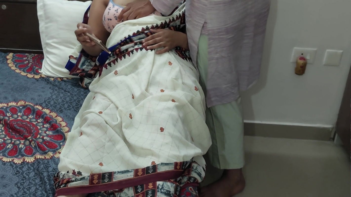 Jab ghar par malkin akele porn dekh rahi thi tab nokar ne chut choudai ki