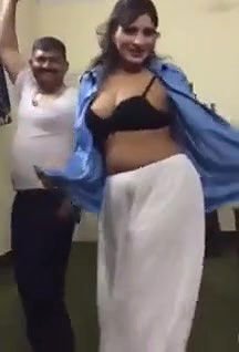 pakistani police man dacing with raand