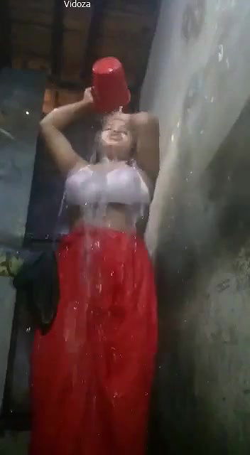 Sexy Chubby Girl Making Nude Bathing Video