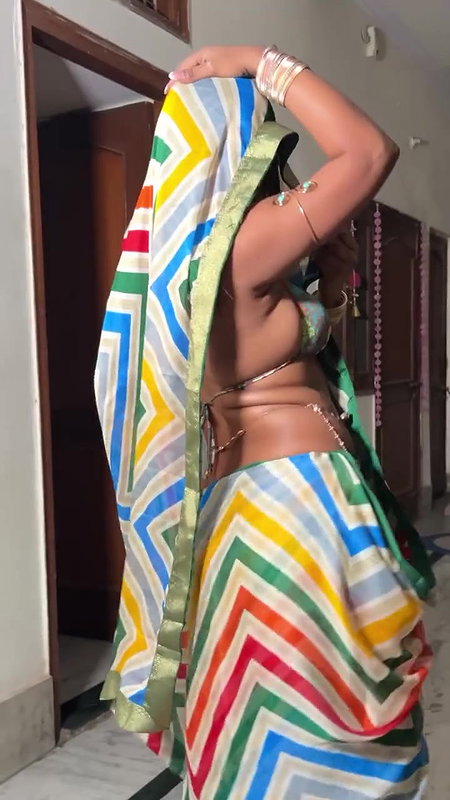 INSTA MODEL SEXY BHABHI FIGURE BABE NIDHI IN BRA SAREE TOO EROTIC TEASE