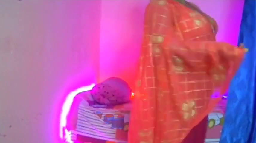 Desi Sexy Girl Presses Her Boobs and Plays Sex Solo Role in Bed