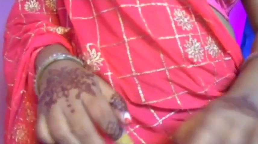 Desi Sexy Girl Presses Her Boobs and Plays Sex Solo Role in Bed