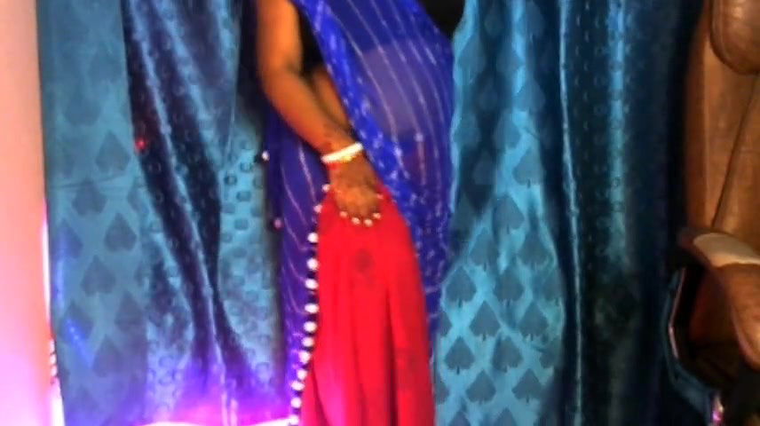 Desi sexy girl opens her clothes and exposes her boobs and plays a dirty game of sex with her boobs