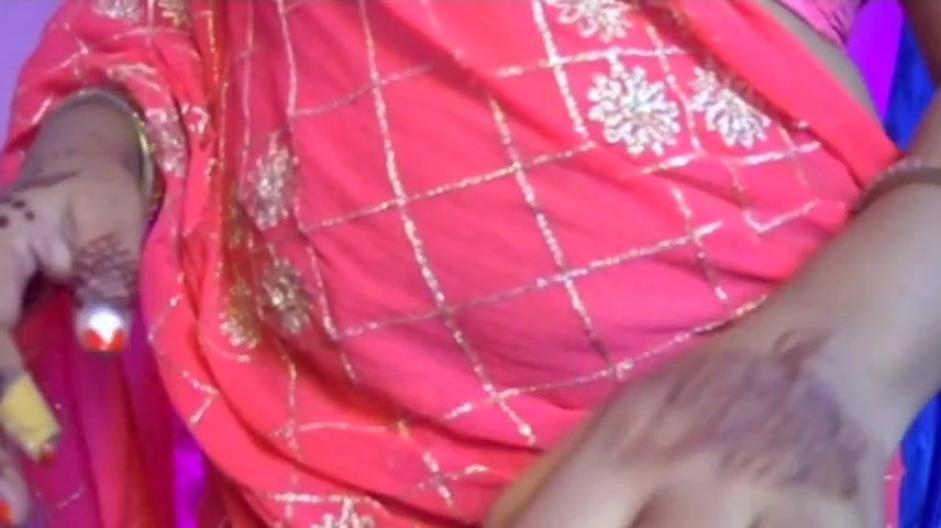 Desi nude boobs girl takes off her clothes and becomes naked, then goes to bed and plays role by showing her naked boobs