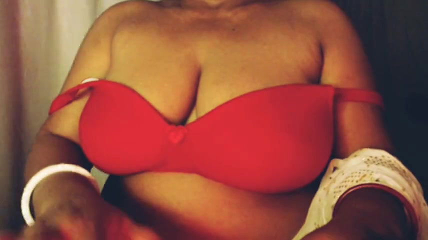 Desi hot girl presses her boobs after opening her bra