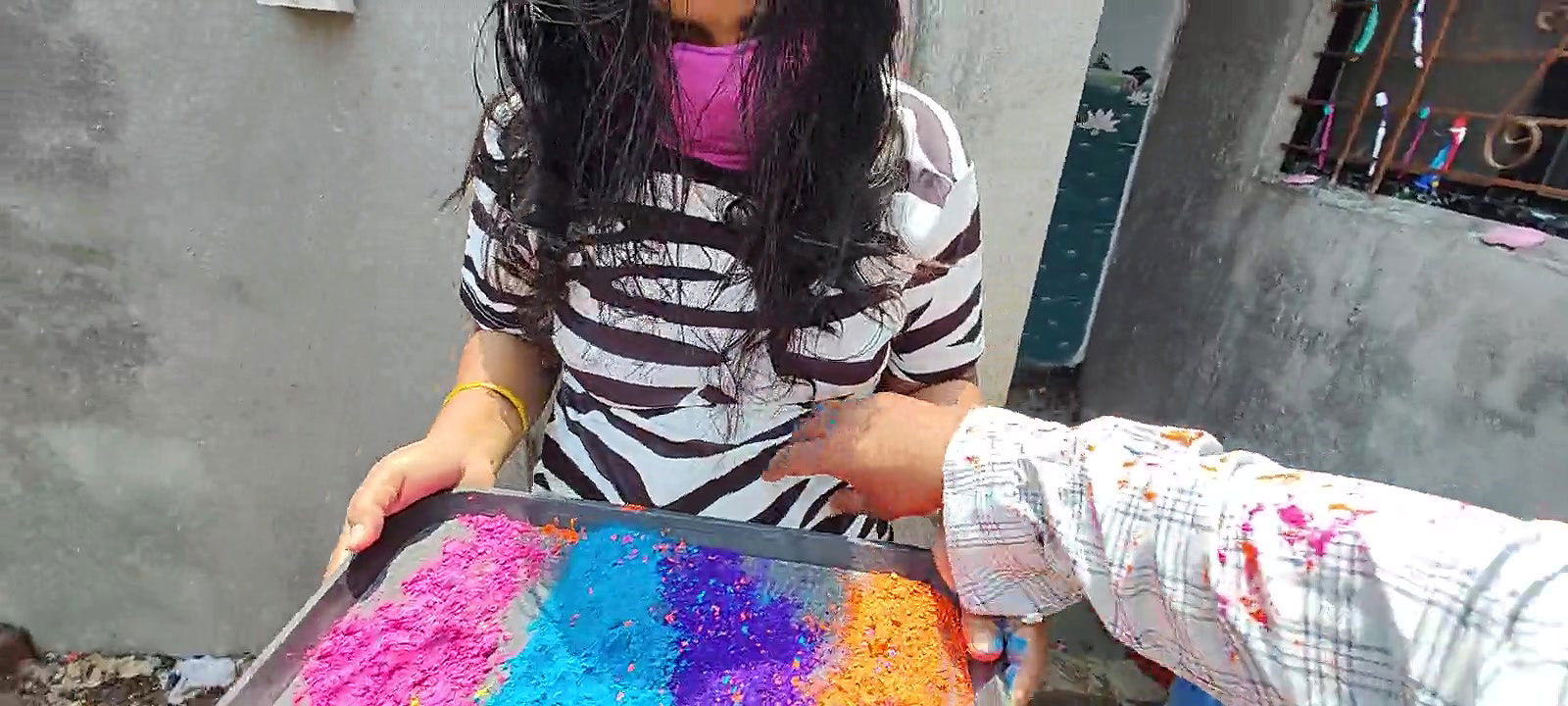 Holi ke tyohar per bhabhi ke sath Holi there is no one at home to bhabhi ki chut Marne Ka mood Ho Gaya