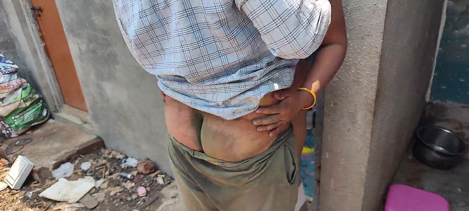 Holi ke tyohar per bhabhi ke sath Holi there is no one at home to bhabhi ki chut Marne Ka mood Ho Gaya