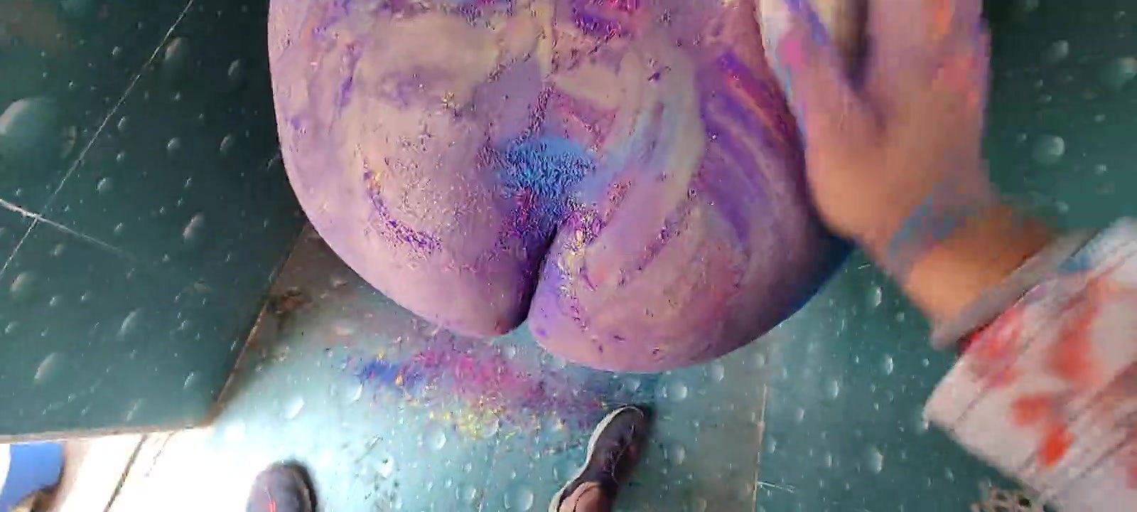 Holi ke tyohar per bhabhi ke sath Holi there is no one at home to bhabhi ki chut Marne Ka mood Ho Gaya