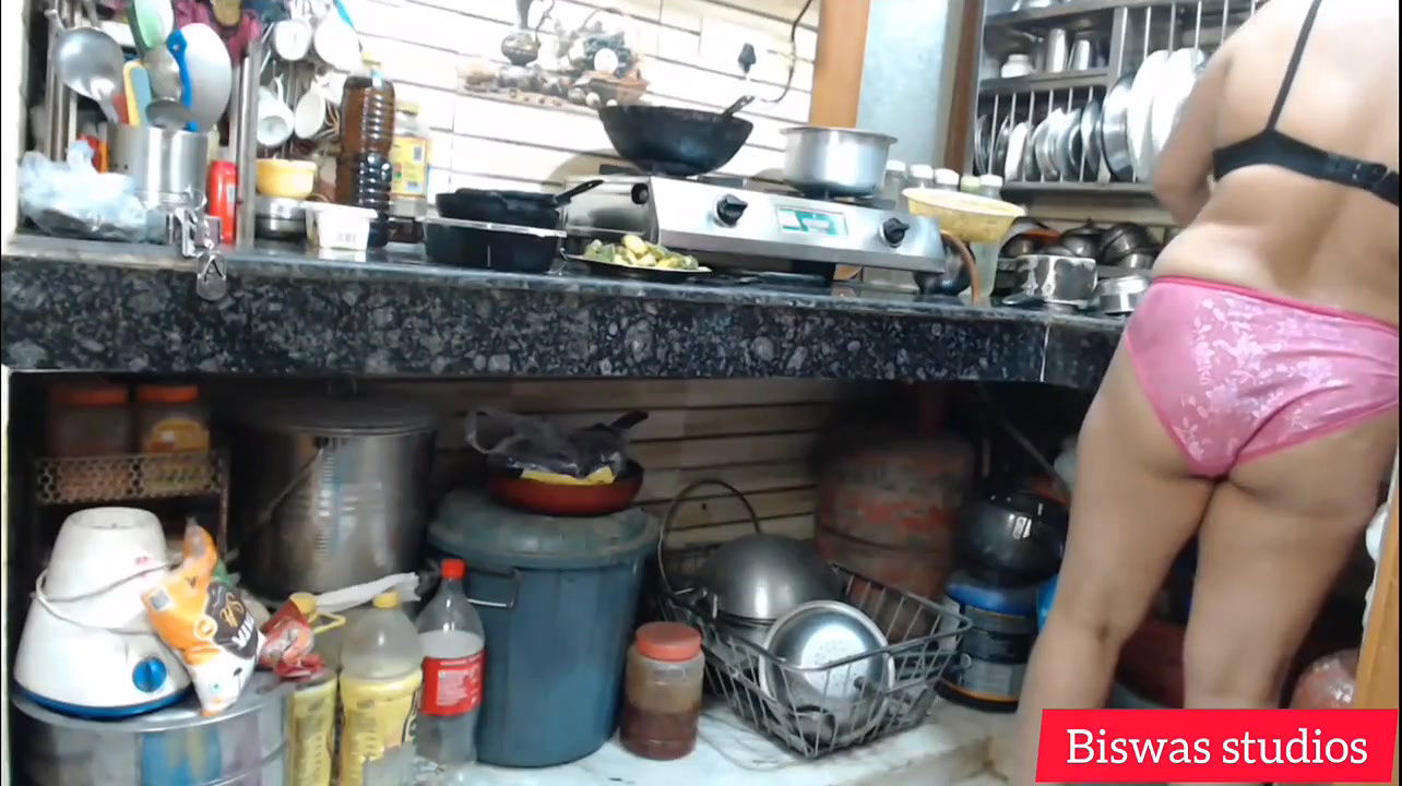 Garmi se pareshan bhabhi ne rasoi me kapre utarkar kaam kiya