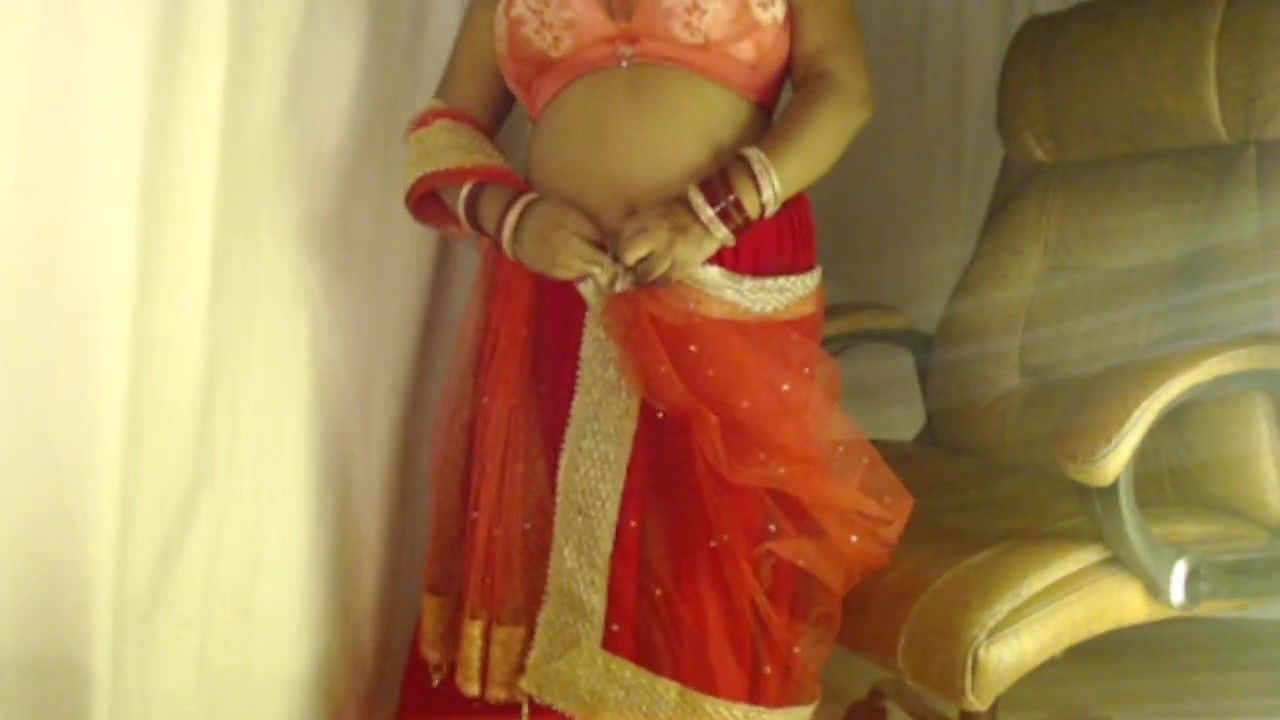 Desi Sexy Girl shows her boobs and does hot pussy fingering after becoming completely nude