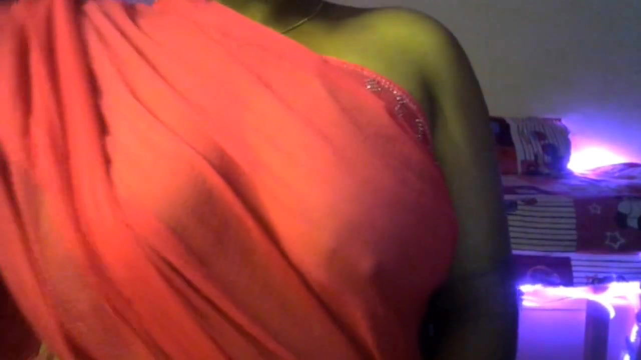 Desi sexy bhabhi took off her bra and wore saree and showed off her boobs with fun