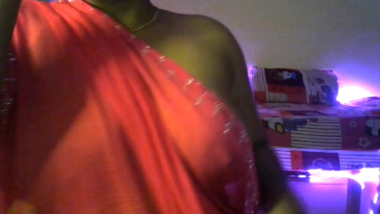 Desi sexy bhabhi took off her bra and wore saree and showed off her boobs with fun