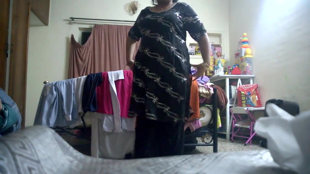 alma bhabhi from karachi changing