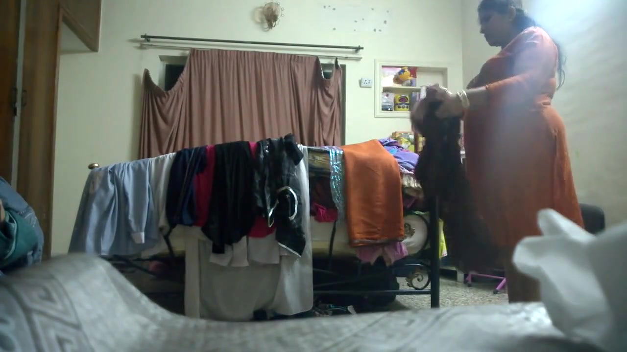 alma bhabhi from karachi changing