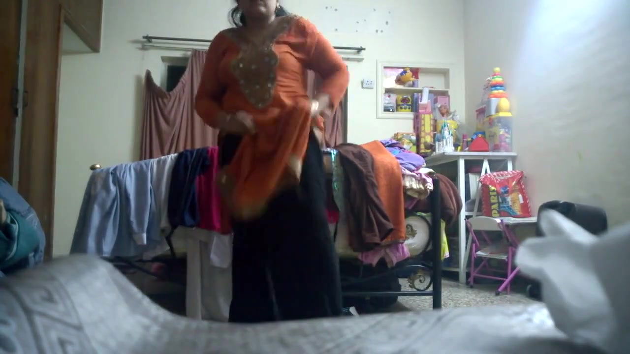 alma bhabhi from karachi changing