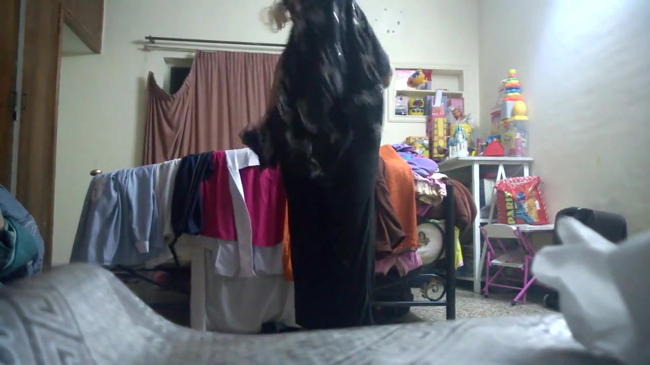 alma bhabhi from karachi changing