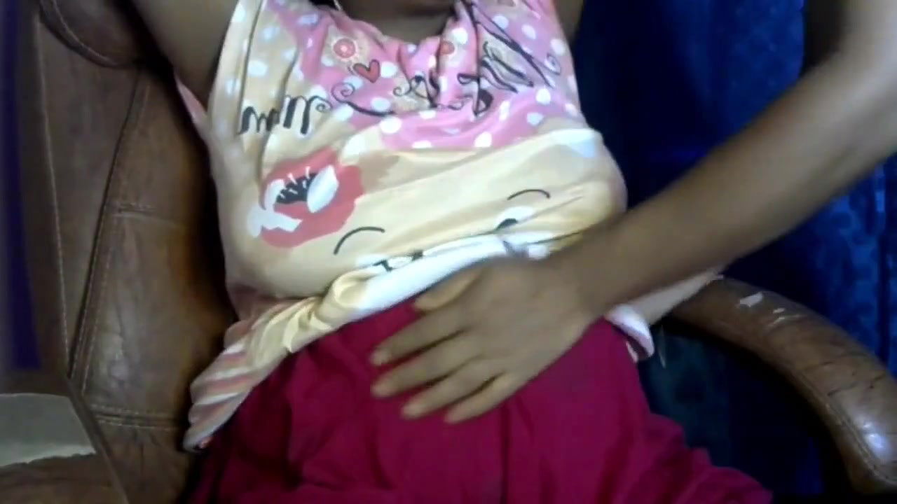 Desi Hot Lady Tied the Servant’s Cock and Played with It After Applying Makeup