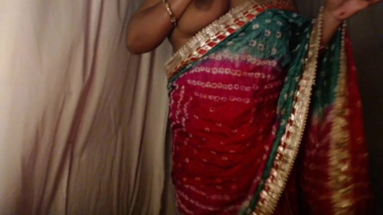 Desi hot girl had fun by showing her nude sexy boobs in a white bra