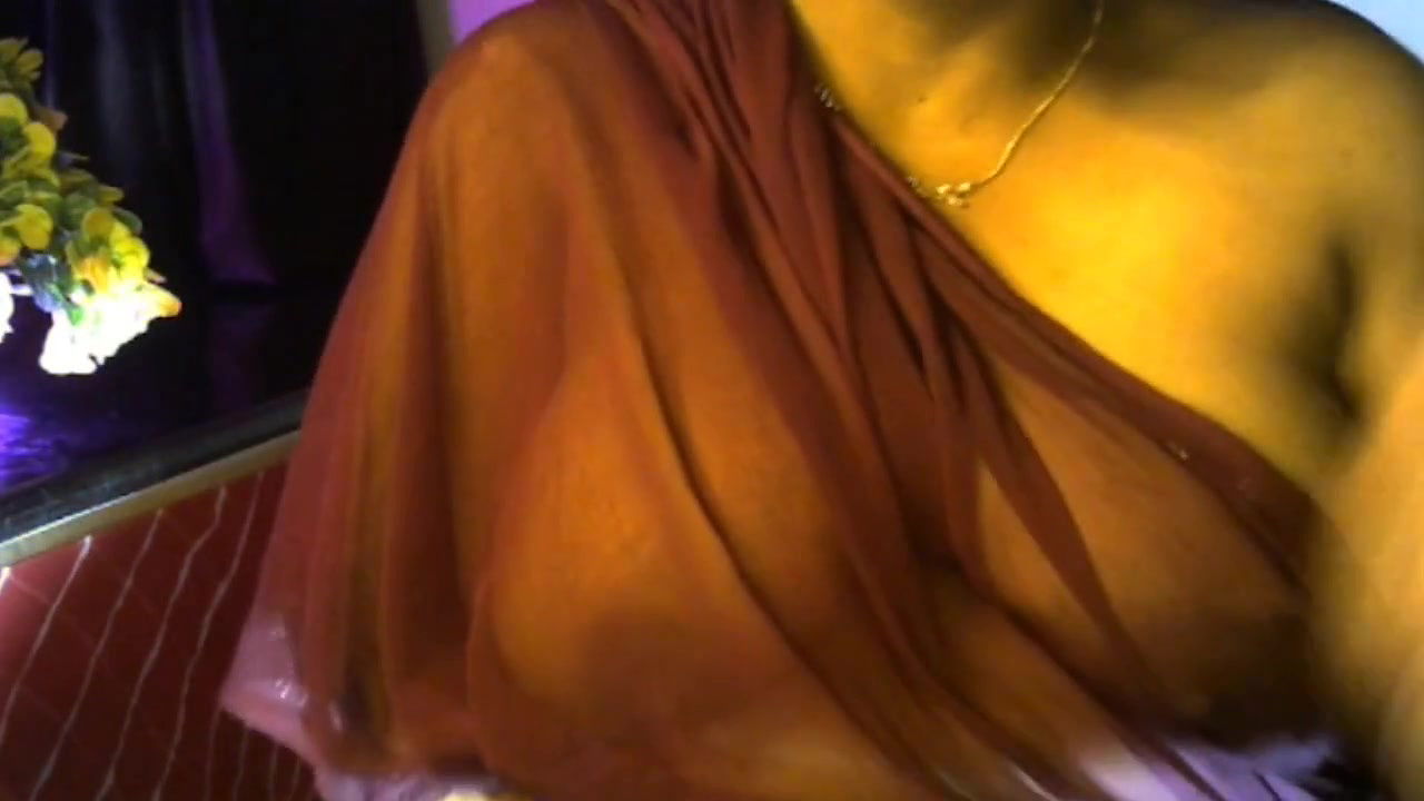 Desi Hindi sexy bhabhi enjoys live sex by pressing her boobs and becoming nude