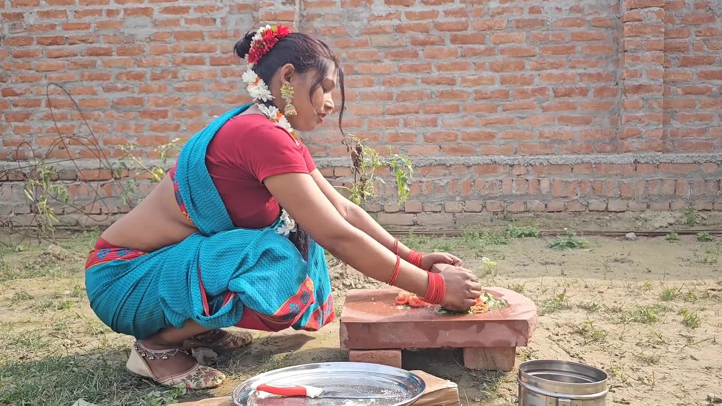 Hot bhabhi ki chudai chut with sari removal