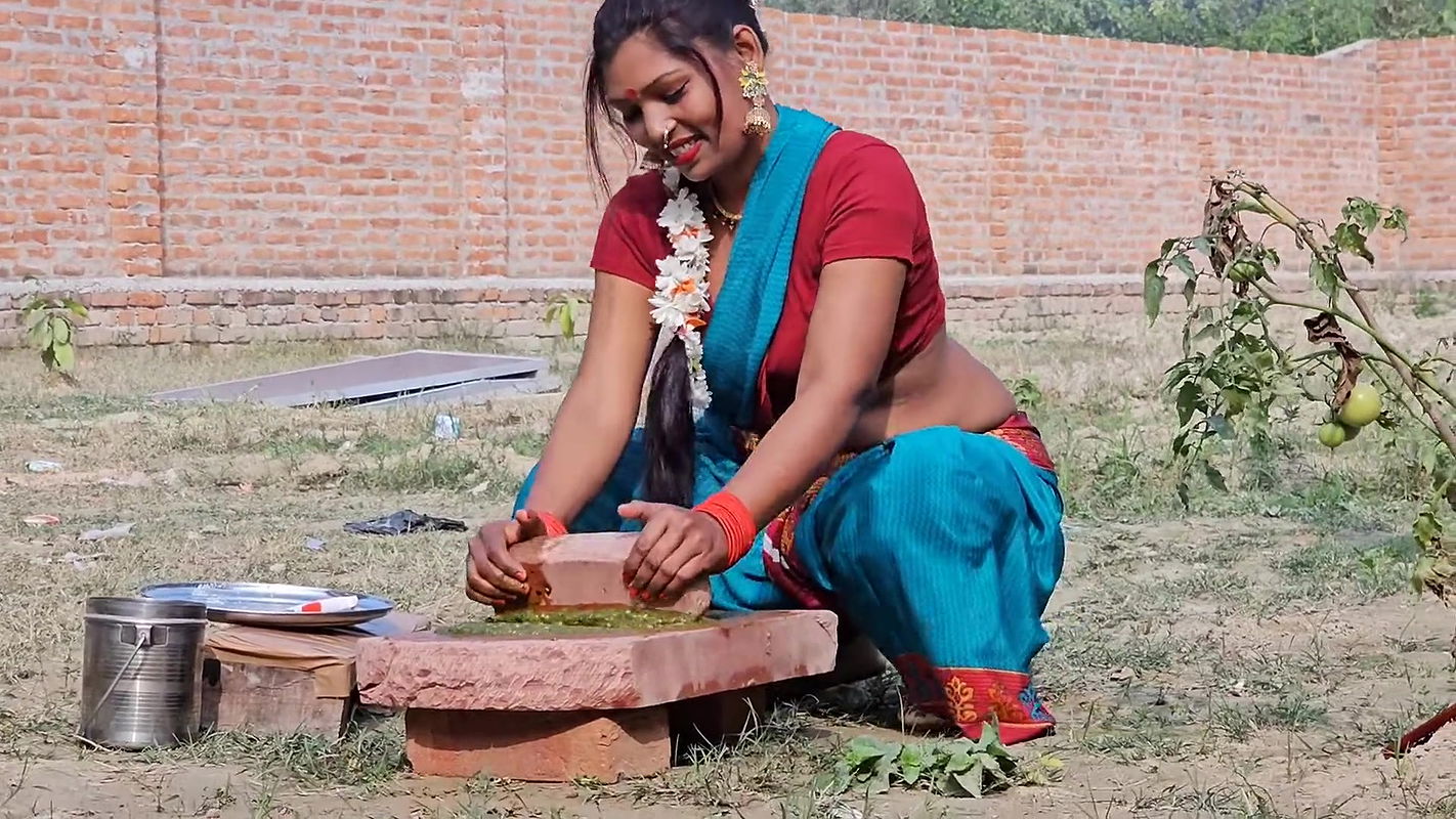 Hot bhabhi ki chudai chut with sari removal