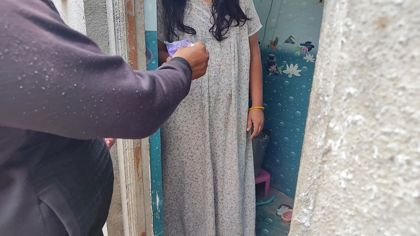 Holi ke tyohar per Sexy Bengali Bhabhi ko Color Lagakar bathroom Stand Par Khood Choda