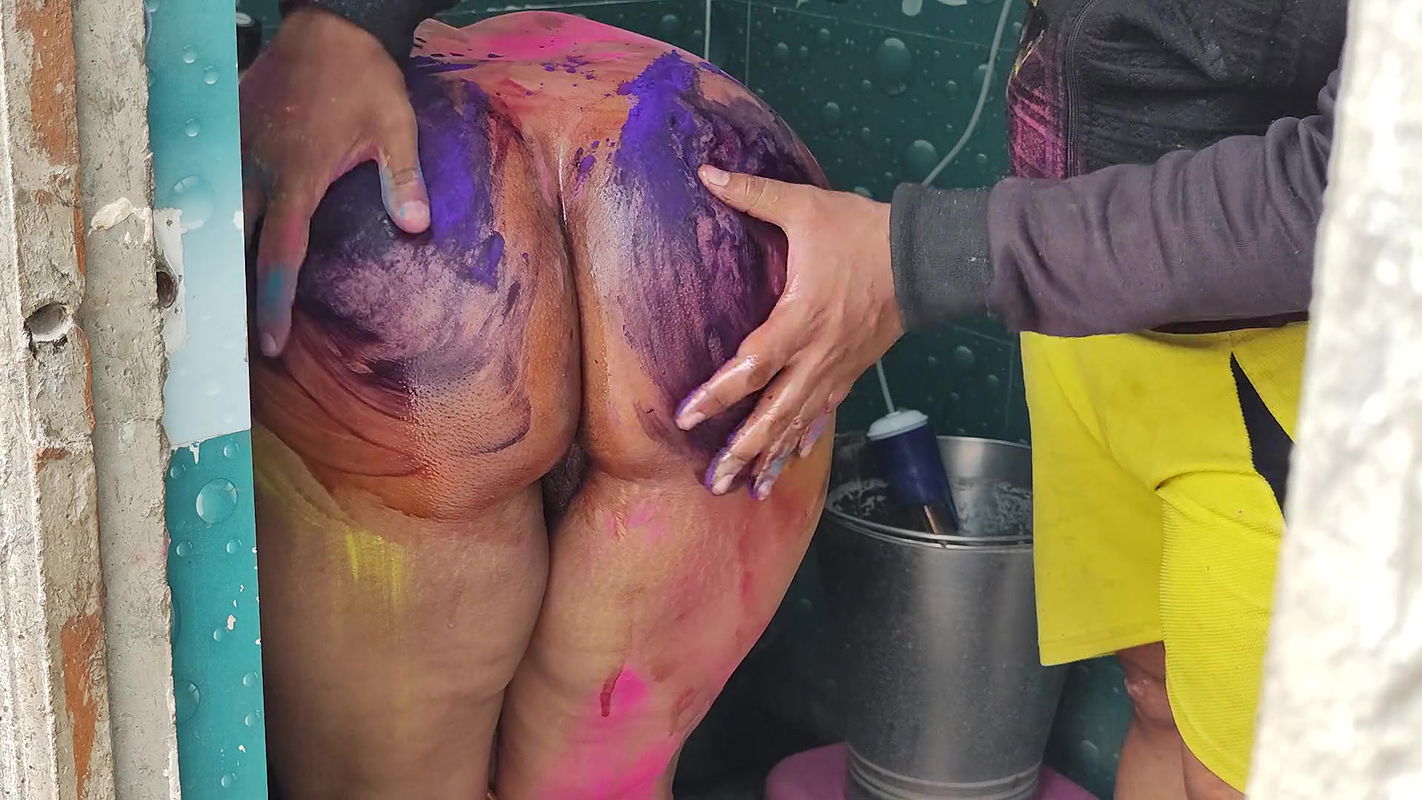 Holi ke tyohar per Sexy Bengali Bhabhi ko Color Lagakar bathroom Stand Par Khood Choda