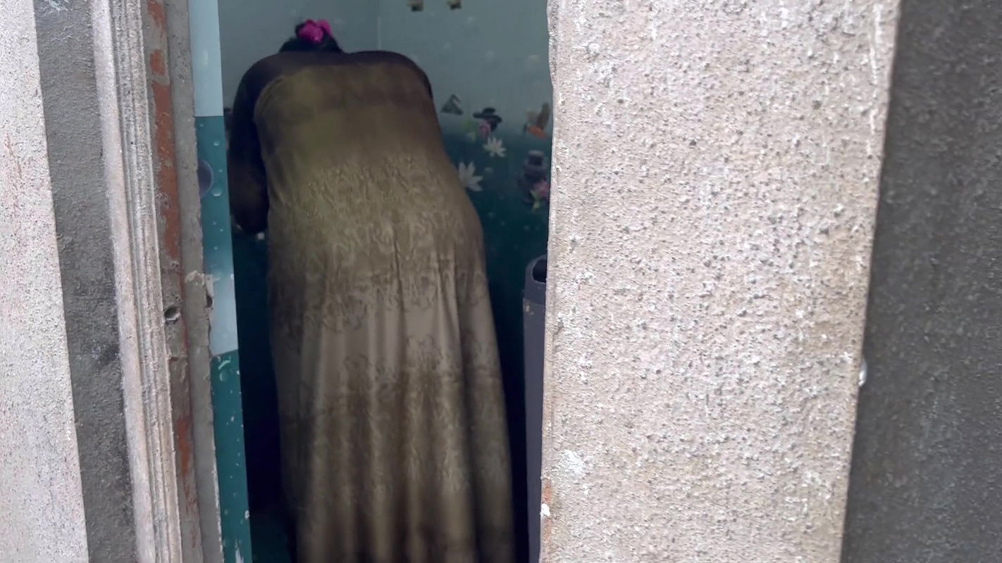 fuckng couple bhabhi ji bathroom mein hastmaithun kar rahe the tabhi Maine Dekh Kar chanas Maar Diya