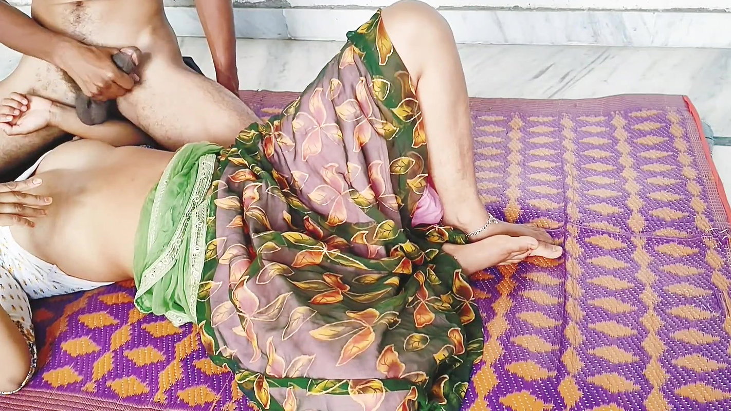 Dost ki Biwi ne mota lund dekh kar apni sari girai or chudwane ko raji ho gai, dost ki Biwi ko chudai Hindi Audio