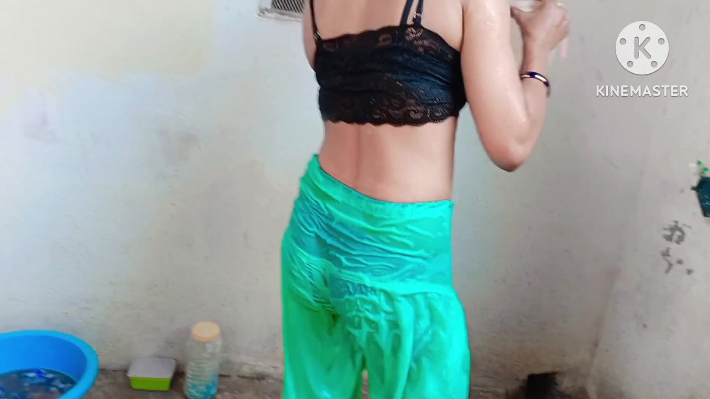 Didi Bhai ke samne nahati Hui full Indian step sister bathing front her stepbrother