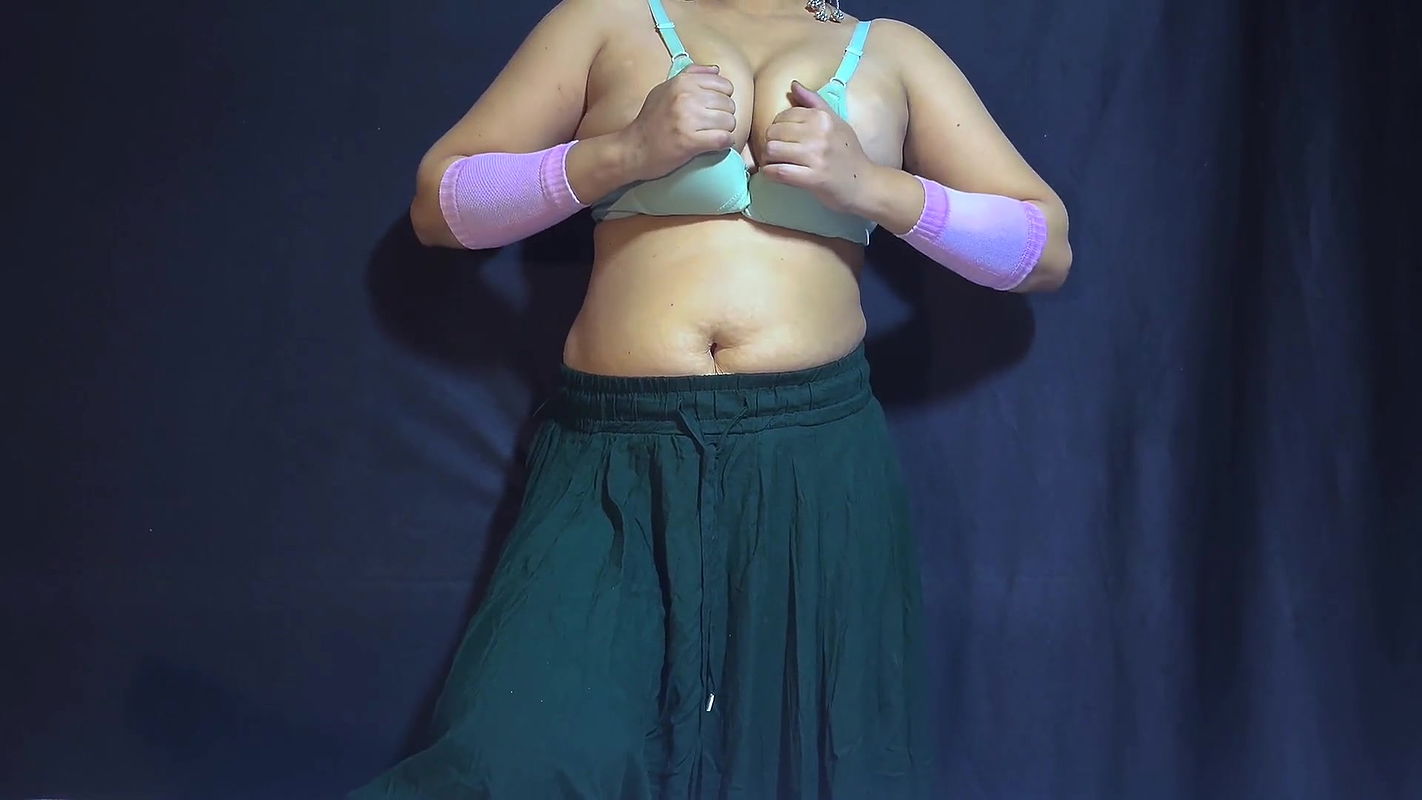 Desi village girl giving wet blowjob to her lover before Chudai