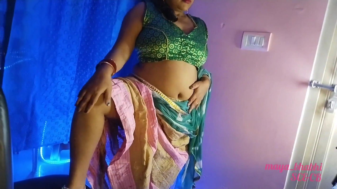 Desi Sexy Bhabhi Nude and Fingering Her Pussy
