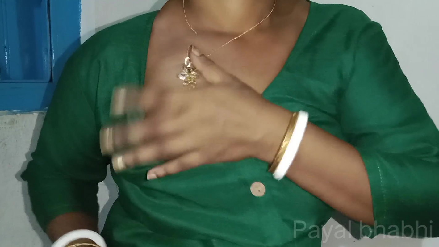 Desi sexy bhabhi is having that fun with cucumber