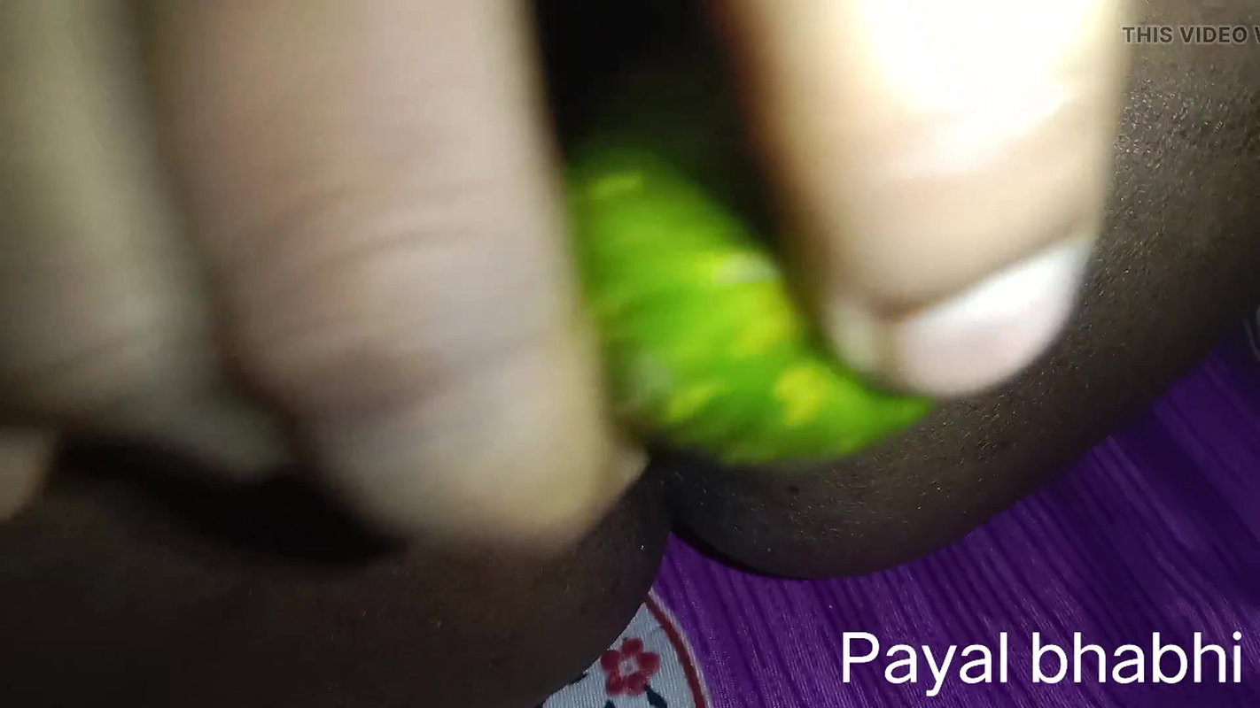 Desi sexy bhabhi is having that fun with cucumber