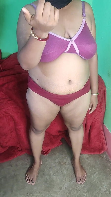 Desi young bhabi fingering her wet pussy too hot