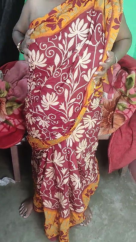 Desi curvy bhabi in red sharee showing her juicy pussy for cum