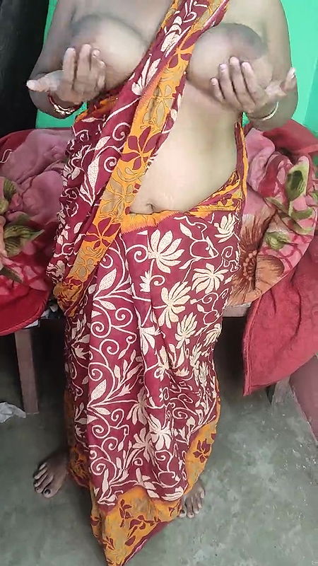 Desi curvy bhabi in red sharee showing her juicy pussy for cum