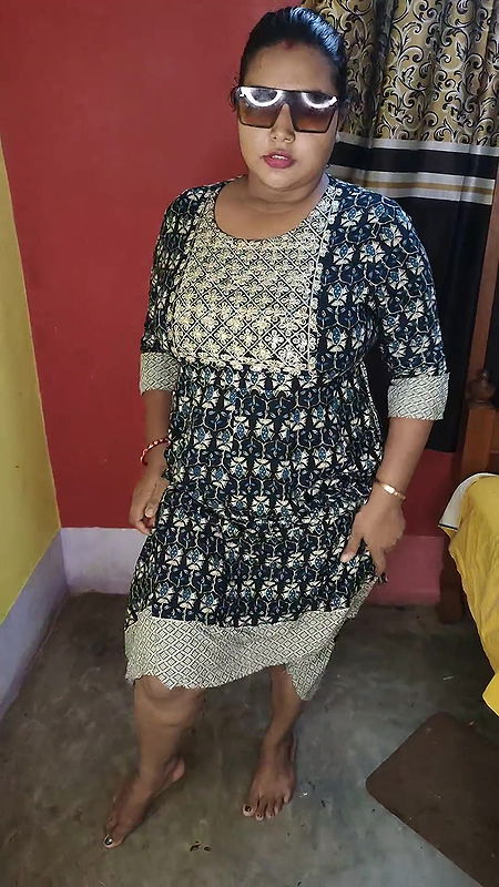 Desi young bhabi Pissing on the floor so hot