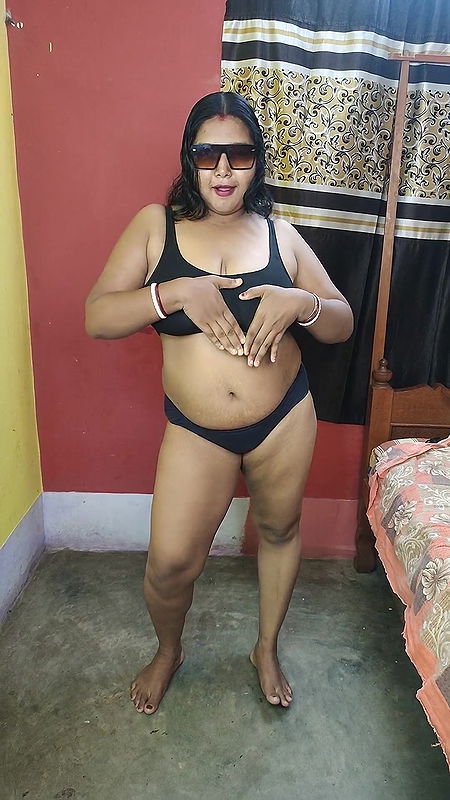 Desi sexy bhabi playing with her big boobs and juicy pussy