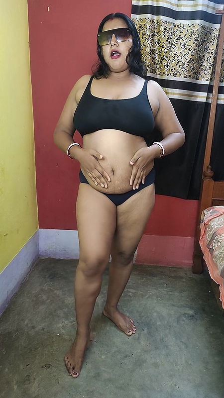 Desi sexy bhabi playing with her big boobs and juicy pussy